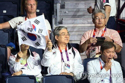 조양호 한진그룹 회장이 8일 새벽(한국시간) 미국 현지에서 숙환으로 별세했다고 대한항공이 밝혔다. 사진은 2012년 8월 7일 영국 런던 엑셀 아레나에서 열린 남자 탁구 단체전에서 대한탁구협회장 자격으로 한국팀을 응원하고 있는 조 회장. 연합뉴스 제공.